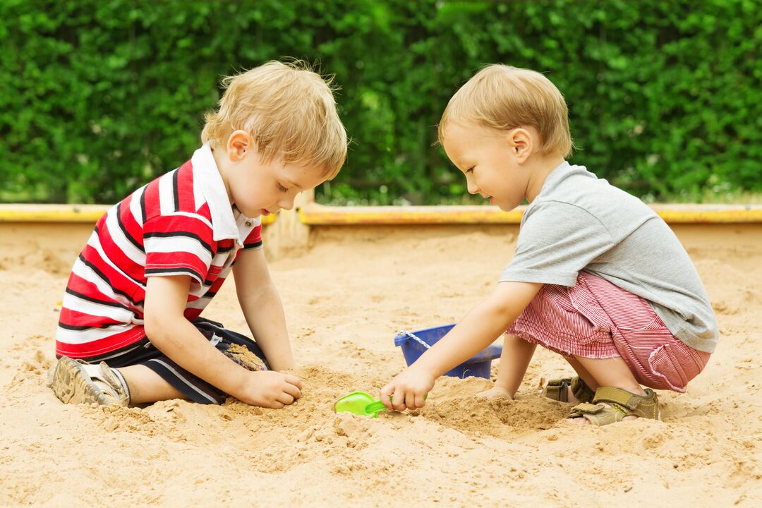 copiii se infectează cu viermi în cutia de nisip