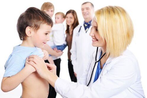 medicul examinează un copil cu viermi